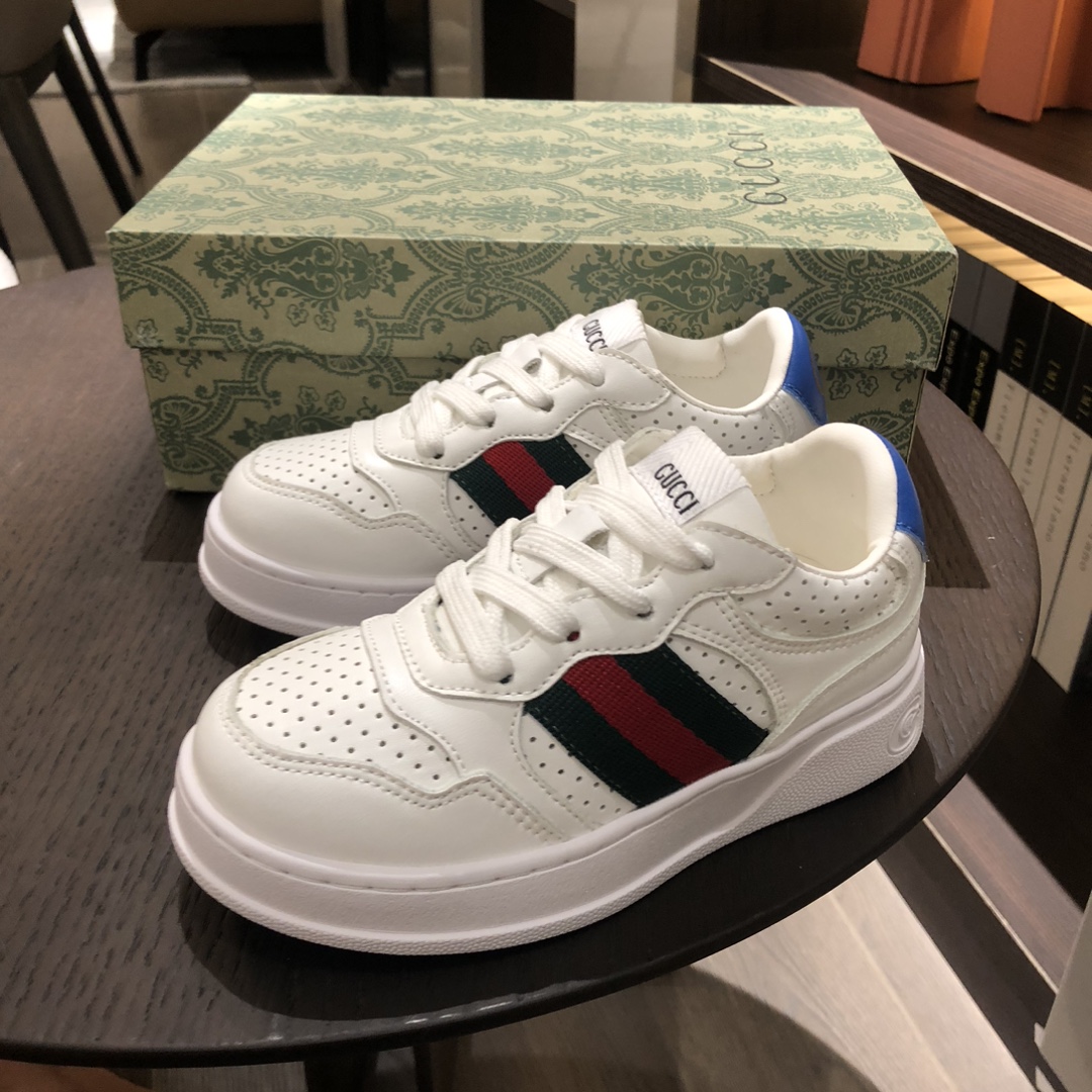 Children's shoes child